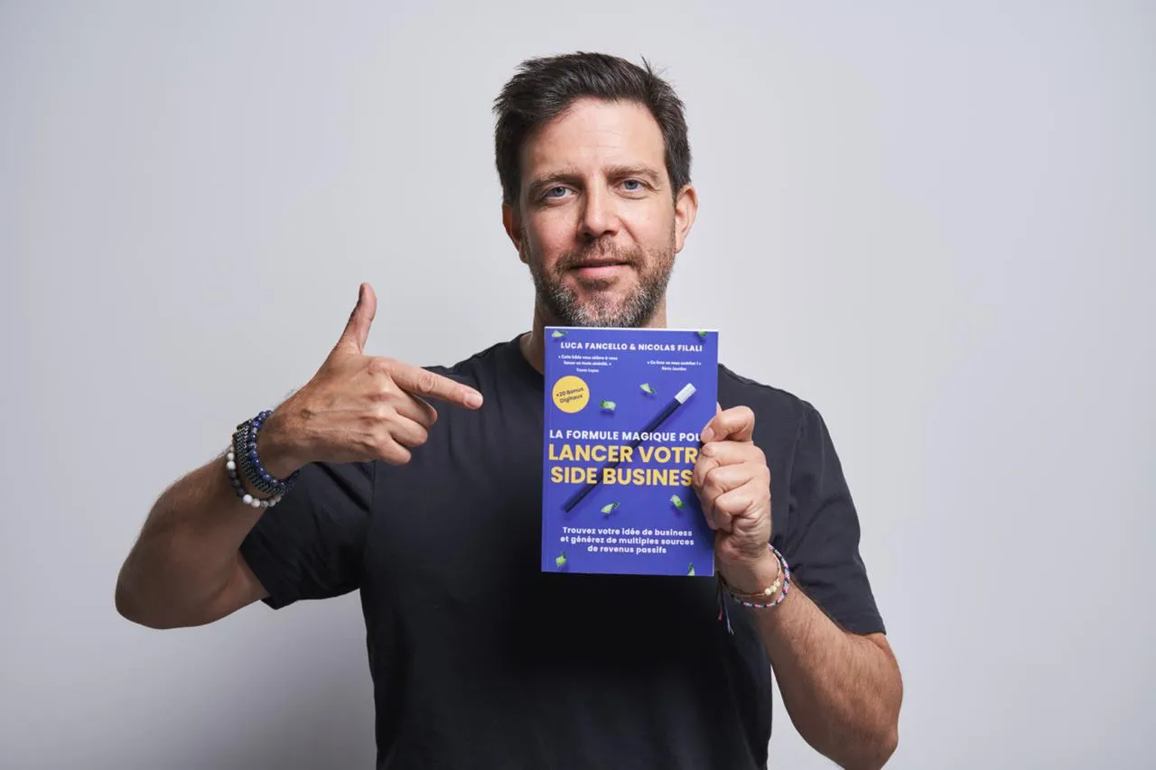Nicolas Filali avec le livre Side Business Facile